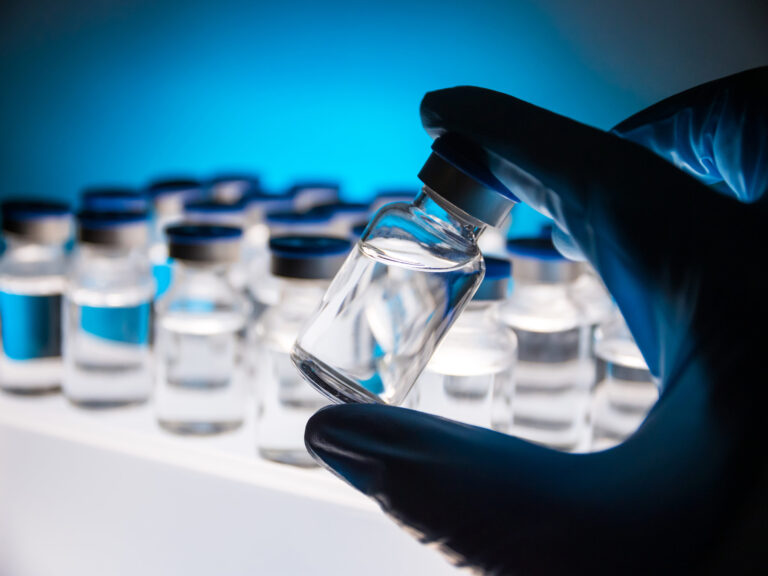Jsou peptidy bezpečné? Co říkají studie o léčivech, kosmetice a výzkumných peptidech